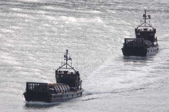 01 July 2020 - 08-30-04
First clue something was up was when these two landing craft from HMS Albion entered the river and headed for BRNC.
------------------------------
HMS Albion & BRNC naval procession